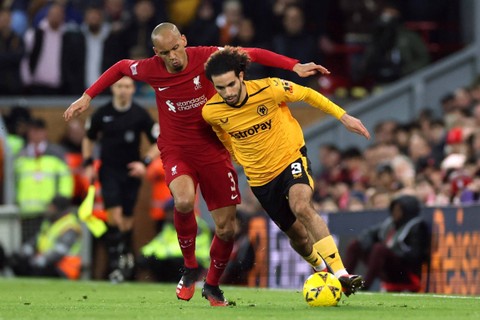 Pemain Wolverhampton Wanderers Rayan Ait-Nouri beraksi bersama pemain Liverpool Fabinho di Anfield, Liverpool, Inggris, Sabtu (7/1/2023). Foto: Phil Noble/REUTERS