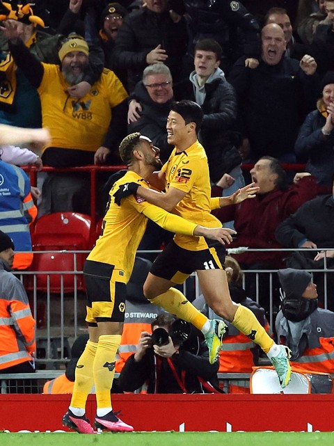 Pemain Wolverhampton Wanderers Hwang Hee-chan merayakan gol kedua mereka dengan Matheus Cunha saat lawan Liverpool di Anfield, Liverpool, Inggris, Sabtu (7/1/2023). Foto: Phil Noble/REUTERS