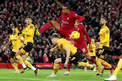 Pemain Liverpool Joel Matip beraksi dengan pemain Wolverhampton Wanderers Nathan Collins di Anfield, Liverpool, Inggris, Sabtu (7/1/2023). Foto: Phil Noble/REUTERS