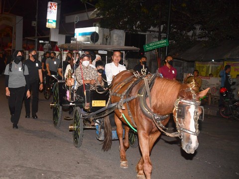 Presiden Jokowi menikmati malam bersama keluarga menaiki andong berkeliling Jalan Malioboro, Kota Yogyakarta, Provinsi Daerah Istimewa Yogyakara (DIY), pada Sabtu (7/1/2023). Foto: Biro Pers Sekretariat Presiden