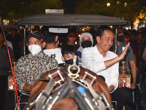 Presiden Jokowi menikmati malam bersama keluarga menaiki andong berkeliling Jalan Malioboro, Kota Yogyakarta, Provinsi Daerah Istimewa Yogyakara (DIY), pada Sabtu (7/1/2023). Foto: Biro Pers Sekretariat Presiden