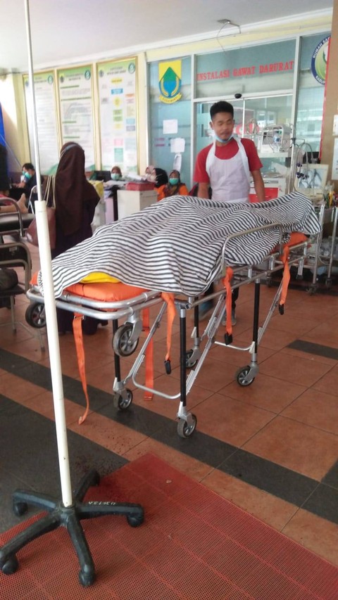 Seorang warga di Cianjur meninggal saat membersihkan reruntuhan gempa. Foto: kumparan