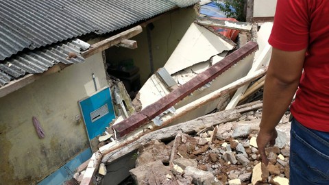 Seorang warga di Cianjur meninggal saat membersihkan reruntuhan gempa. Foto: kumparan