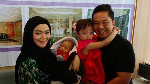 Artis Sheza Idris Saat Konferensi Pers Kelahiran Anak Keduanya di RS Brawijaya Antasari. Foto: Aprilandika Pratama/kumparan