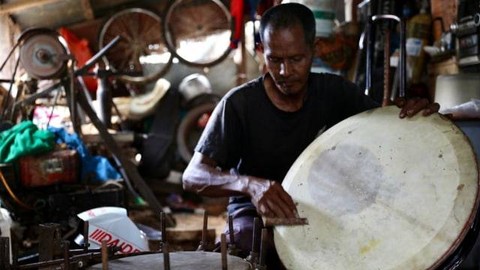 Fajar sedang membuat rapai. Foto: Suparta/acehkini
