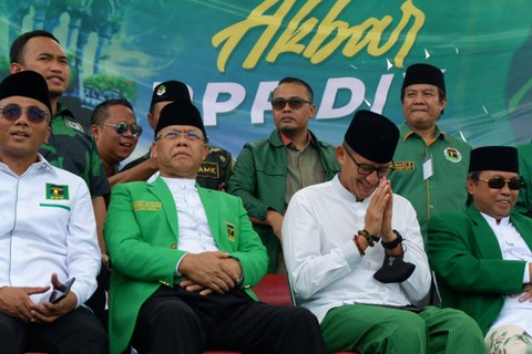 Sandiaga Uno (baju putih kanan) saat hadir di acara Silaturahmi Akbar PPP DIY di Stadion Kridosono, Kota Yogyakarta, Minggu (8/1/2023). Foto: Arfiansyah Panji Purnandaru/kumparan