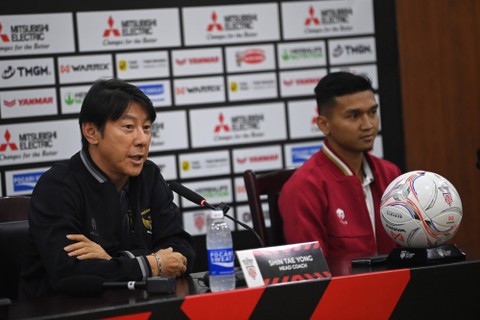 Pelatih Tim Nasional Indonesia Shin Tae-yong (kiri) didampingi pesepak bola Dendy Sulistyawan saat konferensi pers jelang pertandingan leg 2 babak semi final Piala AFF 2022 di gedung Federasi Sepak Bola Vietnam (VFF), Hanoi, Minggu (8/1/2023). Foto: ANTARA FOTO/Aditya Pradana Putra
