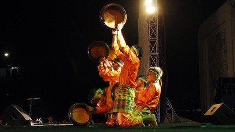 Pemain rapai unjuk kebolehan saat Aceh International Rapai Festival 2016. Foto: Adi Warsidi 