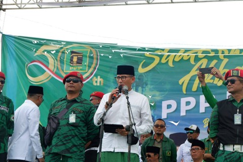 Sandiaga Uno (tengah) ketika di acara Silaturahmi Akbar PPP DIY di Stadion Kridosono, Kota Yogyakarta, Minggu (8/1/2023). Foto: Arfiansyah Panji Purnandaru/kumparan