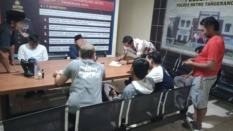 Warga Tangerang dibawa ke Polsek PInang Jaya karena ribut soal knalpot bising.  Foto: Dok. Istimewa