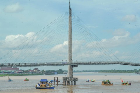 Peserta Lomba Perahu Hias menyusuri Sungai Batanghari, kawasan Jembatan Gentala Arasy, Jambi, Minggu (8/1/2023). Foto: Wahdi Septiawan/ANTARA FOTO