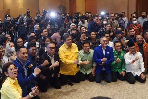 Sejumlah pimpinan Partai berpose bersama usai memberikan keterangan pers terkait pertemuan delapan Partai Politik di Hotel Darmawangsa, Jakarta pada Minggu (8/1/2023). Foto: Iqbal Firdaus/kumparan