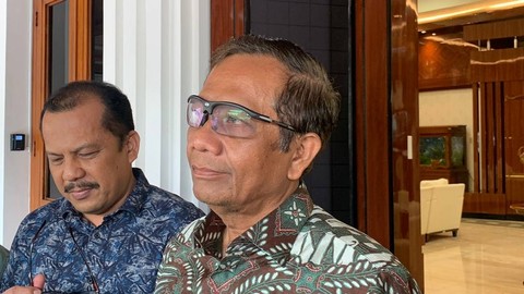 Menkopolhukam Mahfud MD konferensi pers di Kantor Kemenkopolhukam, Minggu (8/1).  Foto: Luthfi Humam/kumparan