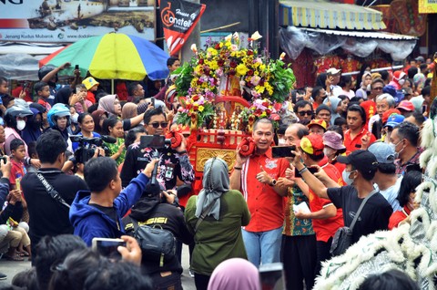 Bupati Kudus Hartopo (kanan) menggotong kongco saat mengikuti prosesi Kirab Ritual Bwee Gee di Kudus, Jawa Tengah, Minggu (8/1/2023). Foto: Yusuf Nugroho/ANTARA FOTO