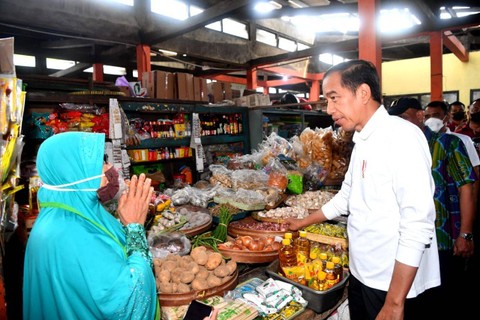 Presiden Jokowi berbincang dengan salah seorang pedagang di Pasar Sentul, Yogyakarta. Foto: Setkab