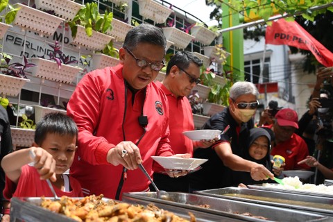 Sekjen DPP PDI Perjuangan Hasto Kristiyanto (kedua kiri) didampingi Ketua DPP PDIP Eriko Sotarduga (ketiga kiri) mengambil makan saat acara Makan Bareng 10.000 Warga DKI Jakarta di Tanah Tinggi, Johar Baru, Jakarta Pusat, Minggu (8/1/2023). Foto: Sigid Kurniawan/ANTARA FOTO