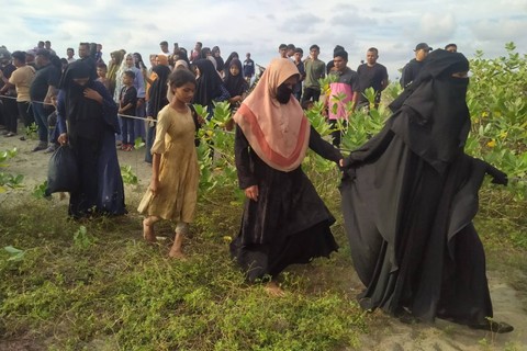 184 pengungsi Rohingya mendarat di pesisir pantai Lamnga, Aceh Besar, Minggu (8/1). Foto: Zuhri Noviandi/kumparan