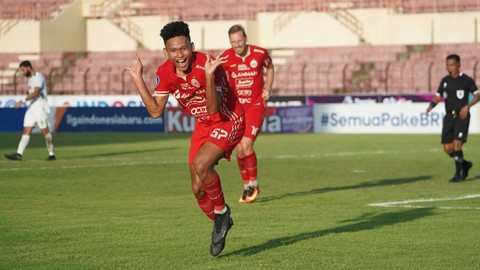 Pemain Persija Jakarta, Ginanjar Wahyu, mencetak gol ke gawang PSS Sleman di pertandingan Liga 1 2022/23, Minggu (8/1). Foto: Dok. Media Persija