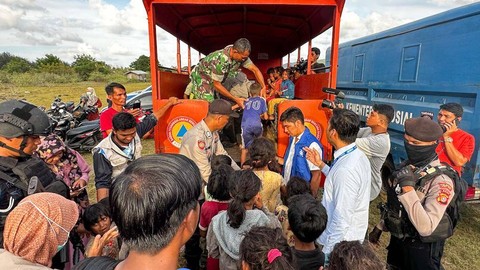 Pengungsi Rohingya yang baru mendarat di Aceh Besar dibawa ke penampungan sementara, fasilitas Dinsos Aceh di kawasan Ladong, Aceh Besar, Ahad (8/1/2023). Foto: Suparta/acehkini