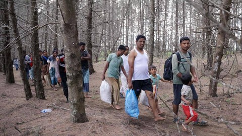 Pengungsi Rohingya membawa barang-barang mereka. Foto: Suparta/acehkini