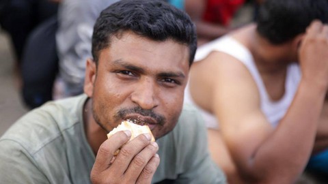 Pengungsi memakan roti sebelum dipindahkan. Foto: Suparta/acehkini
