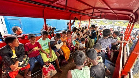 Anak-anak pengungsi Rohingya di dalam truk saat dipindahkan. Foto: Suparta/acehkini