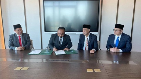 Menag Yaqut Cholil Qoumas melakukan pertemuan dengan Menteri Haji dan Umrah Arab Saudi Tawfiq F Al Rabiah di Jeddah, Arab Saudi.  Foto: Kemenag RI