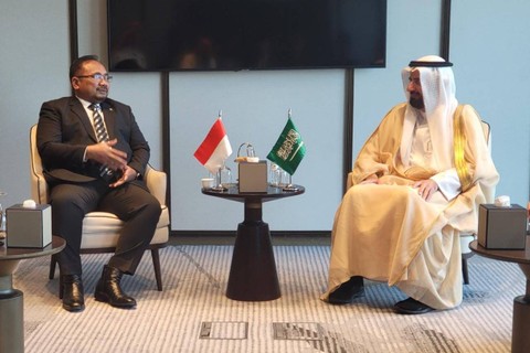Menag Yaqut Cholil Qoumas melakukan pertemuan dengan Menteri Haji dan Umrah Arab Saudi Tawfiq F Al Rabiah di Jeddah, Arab Saudi.  Foto: Kemenag RI