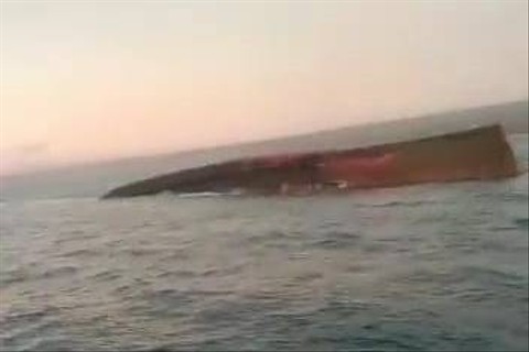 Bangkai kapal nelayan yang diduga mengalami kecelakaan laut ditemukan terbalik di perairan Cilaki, Kecamatan Cidaun, Kabupaten Cianjur, Jawa Barat, Minggu (8/1). Foto: Dok. Istimewa