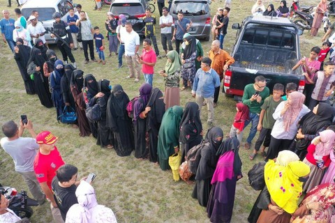 Sebanyak 184 pengungsi Rohingya di Pantai Kuala Gigieng, Kecamatan Mesjid Raya, Aceh Besar, Aceh, Ahad (8/1/2023). Foto: Abdul Hadi/acehkini