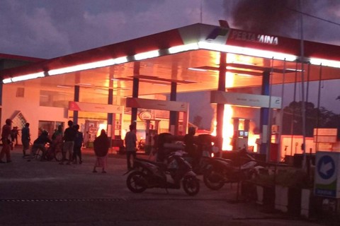 Mobil angkutan umum terbakar di Stasiun pengisian bahan bakar (SPBU) Majannang, Desa Kurusumange, Kecamatan Tanralili, Kabupaten Maros, Sulawesi Selatan. Foto: Dok. Istimewa