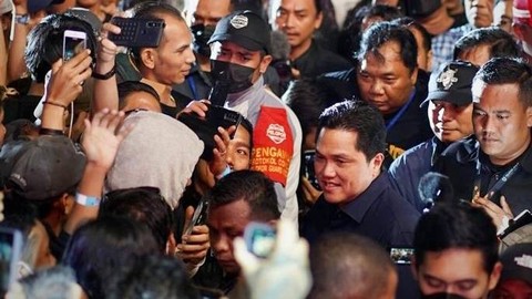 Menteri BUMN Erick Thohir menghadiri doa bersama dan Konser Amal Salam Satu Jiwa dalam rangka memperingati 100 hari Tragedi Kanjuruhan digelar di Gladiator Arena, Bekasi, Jawa Barat, Minggu (8/1/2023). Foto: Dok. Istimewa