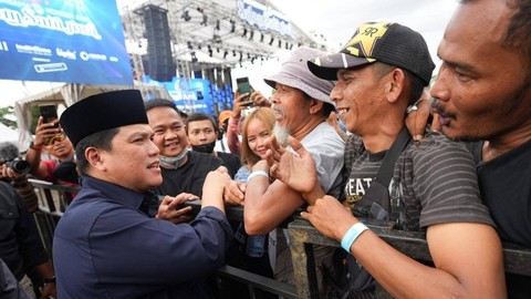 Menteri BUMN Erick Thohir menghadiri doa bersama dan Konser Amal Salam Satu Jiwa dalam rangka memperingati 100 hari Tragedi Kanjuruhan digelar di Gladiator Arena, Bekasi, Jawa Barat, Minggu (8/1/2023). Foto: Dok. Istimewa