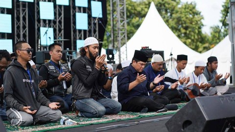 Doa bersama dan Konser Amal Salam Satu Jiwa dalam rangka memperingati 100 hari Tragedi Kanjuruhan digelar di Gladiator Arena, Bekasi, Jawa Barat, Minggu (8/1/2023). Foto: Dok. Istimewa