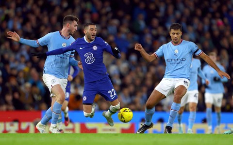 Hakim Ziyech dari Chelsea beraksi dengan Rodri dan Aymeric Laporte dari Manchester City pada Pertandingan di Stadion Etihad, Manchester, Inggris. Foto: Molly Darlington/Reuters