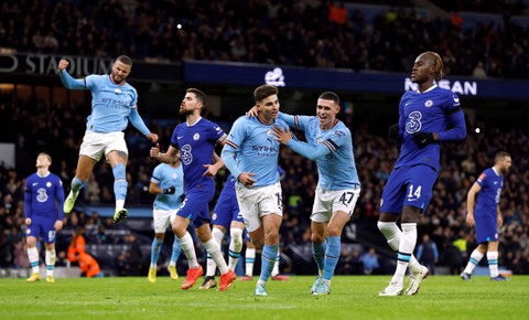 Julian Alvarez dari Manchester City merayakan gol kedua mereka dengan Phil Foden dan Kyle Walker saat melawan Chelsea pada Pertandingan di Stadion Etihad, Manchester, Inggris. Foto: Jason Cairnduff/Reuters