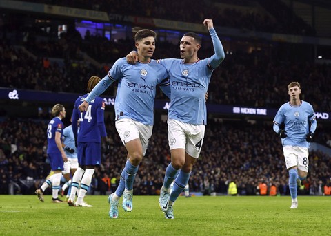 Julian Alvarez dari Manchester City merayakan gol kedua mereka dengan Phil Foden saat melawan Chelsea pada Pertandingan di Stadion Etihad, Manchester, Inggris. Foto: Jason Cairnduff/Reuters