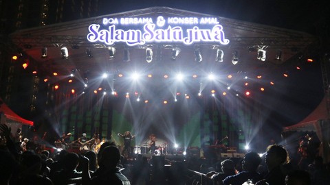 Suasana doa bersama dan Konser Amal Salam Satu Jiwa dalam rangka memperingati 100 hari Tragedi Kanjuruhan digelar di Gladiator Arena, Bekasi, Jawa Barat, Minggu (8/1/2023).   Foto: Iqbal Firdaus/kumparan