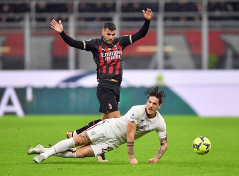 Pemain AS Roma Nicolo Zaniolo duel dengan Theo Hernandez dari AC Milan pada pertandingan di San Siro, Milan, Italia. Foto: Daniele Mascolo/Reuters