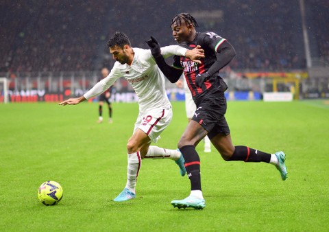 Pemain AS Roma Zeki Celik duel dengan Rafael Leao dari AC Milan pada pertandingan di San Siro, Milan, Italia. Foto: Daniele Mascolo/Reuters