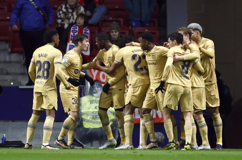 Ousmane Dembele dari FC Barcelona merayakan gol pertamanya bersama Gavi dan rekan setimnya saat melawan Atletico Madrid pada pertandingan di Metropolitano, Madrid, Spanyol. Foto: Juan Medina/Reuters