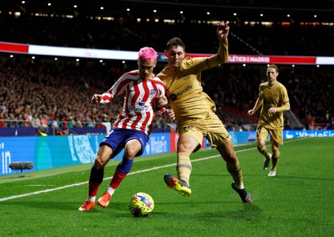 Antoine Griezmann dari Atletico Madrid duel dengan Andreas Christensen dari FC Barcelona pada pertandingan di Metropolitano, Madrid, Spanyol. Foto: Juan Medina/Reuters