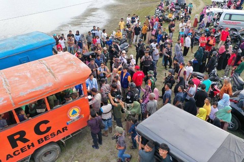 Pengungsi Rohingya saat akan dipindahkan ke penampungan sementara. Foto: Abdul Hadi/acehkini