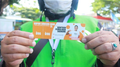 Relawan Sahabat Sandiaga Uno membagikan voucher BBM murah kepada driver ojol di SPBU Pertamina Tlogomas, Kecamatan Lowokwaru, Kota Malang, Jawa Timur, Sabtu (7/1/2023). Foto: Dok. Istimewa