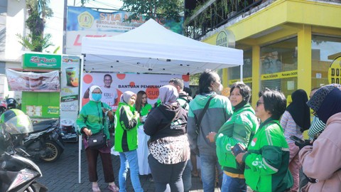 Relawan Sahabat Sandiaga Uno membagikan voucher BBM murah kepada driver ojol di SPBU Pertamina Tlogomas, Kecamatan Lowokwaru, Kota Malang, Jawa Timur, Sabtu (7/1/2023). Foto: Dok. Istimewa