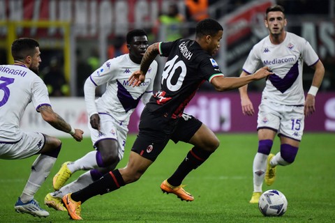 Gelandang AC Milan Belgia Aster Vranckx (Depan) berusaha mengontrol bola saat menghadapi bek Italia Fiorentina Cristiano Biraghi, gelandang Ghana Fiorentina Alfred Duncan dan bek Serbia Fiorentina Aleksa Terzic selama pertandingan sepak bola Serie A. Foto: Filippo Monteforte/AFP