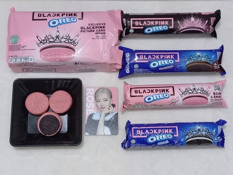 Beragam kemasan baru dan biskuit edisi khusus Oreo Black Pink yang didapatkan dari Peluncuran Oreo x Black Pink di The Ritz-Carlton, Jakarta Selatan, Jumat (6/1/2023). Foto: Monika Febriana/kumparan