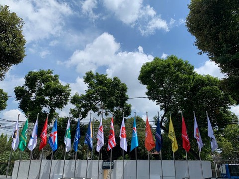 18 bendera parpol peserta Pemilu 2024 dikibarkan di depan kantor KPU, Jakarta. Foto: Luthfi Humam/kumparan