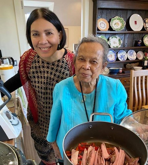 Sri Owen, legenda buku resep kuliner Indonesia. Foto: Dok. Chef Petty Elliot/Instagram