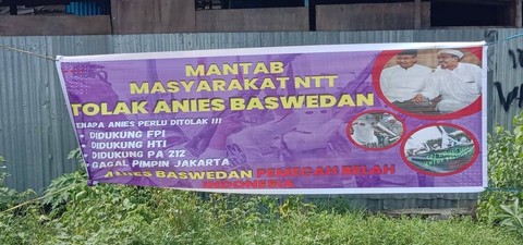 Keterangan foto: Spanduk penolakan Anis Baswedan dipasang di Perempatan jalan Lingkar Luar Maumere, Senin( 9/1/2023). Foto: Athy Meaq.